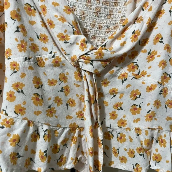 Macy’s Women’s crop top - Picture 4 of 4